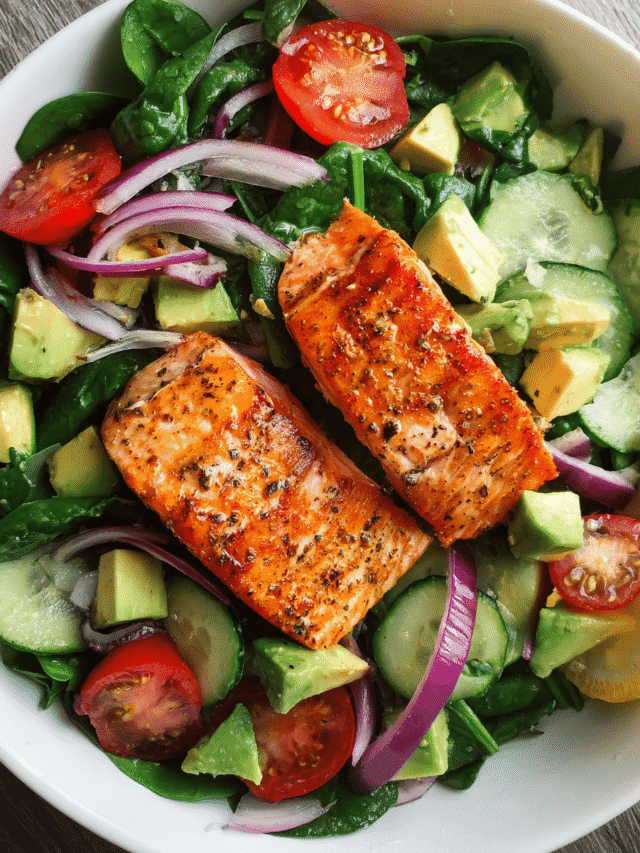 Salmon avocado salad with spinach and lemon dressing