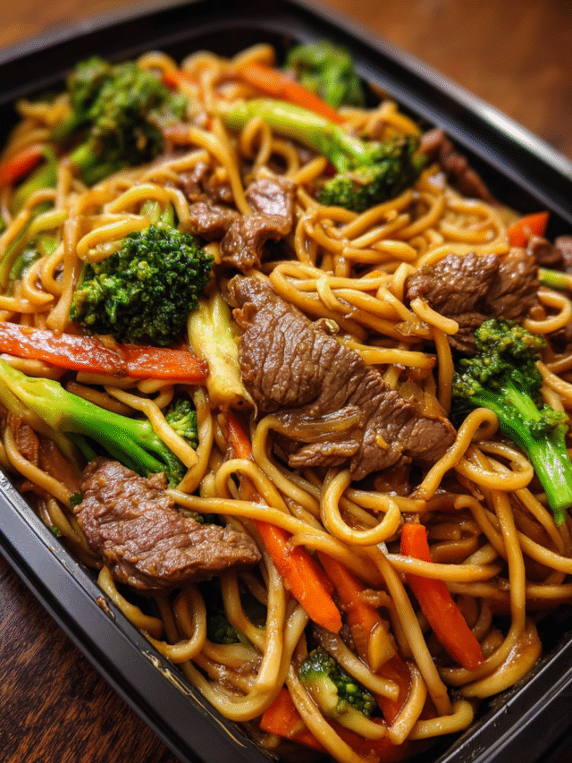 Beef Lo Mein Meal Prep in glass containers with broccoli and noodles