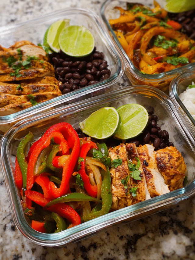 Healthy chicken fajitas meal prep bowls with peppers and black beans